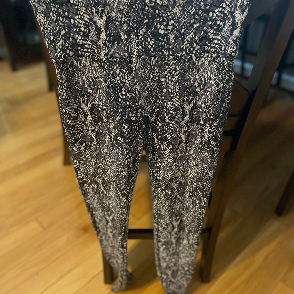 SPANX Faux Leather Snake Shine Leggings-Size Large